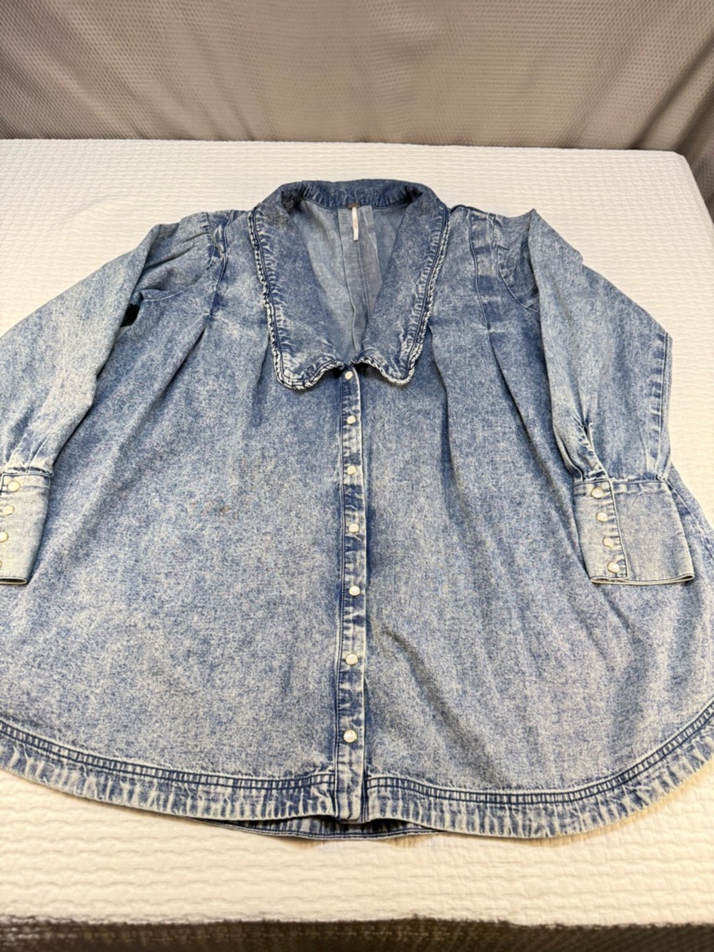 Free People Light Acid-Wash Denim Top oversized, pearl snap closure, boho style